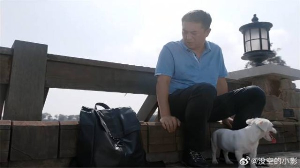 林大为没有工作，只能和小狗在一块，真可怜