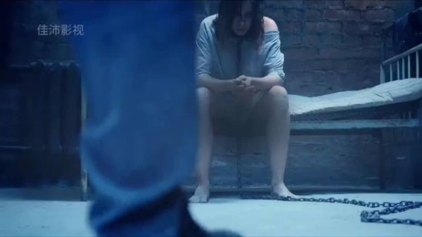 女人半夜喝醉回家，不料在路上遭遇陌生人搭讪，最终遭遇囚禁