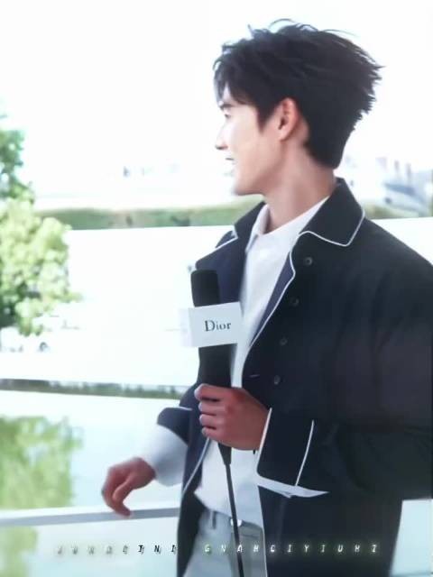 李昀锐巴黎时装周车内专访，随性松弛感受秀前氛围