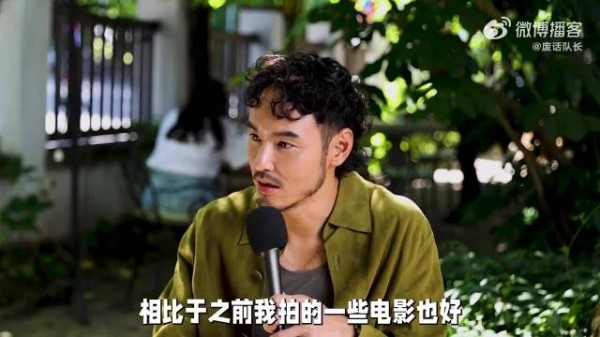 导演眼中轻松，落入角色成荒诞又沉重经历