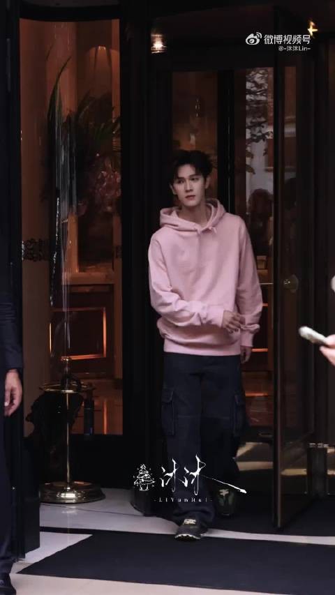 李昀锐秀场途中停下脚步向粉丝挥手回应