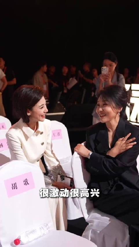 闫妮金鹰采访松弛感十足,不吃压力似串门