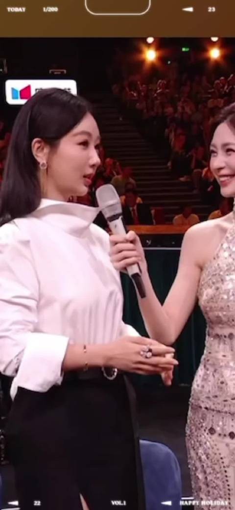金鹰奖遗憾陪跑,杨紫大方拥抱获奖者,现场清唱圈粉无数