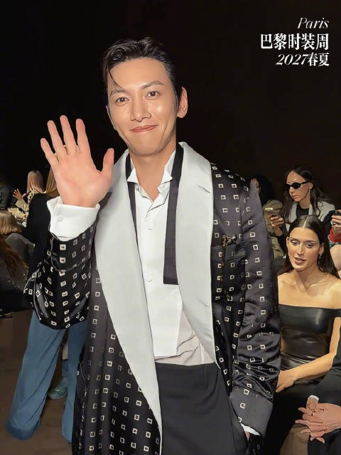 池昌旭亮相TOMFORD 2027春夏秀场，问候粉丝