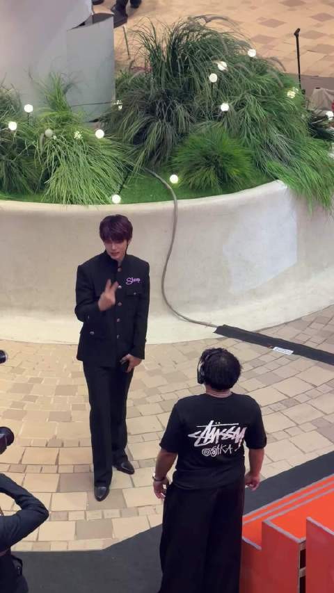 这个cyd候场的时候也是空闲不了一点的! 超级好动的小狗~ logo