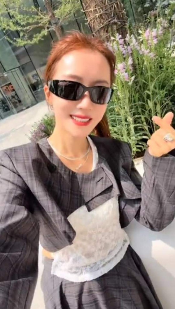 李念十一和女儿度假,41岁仍娇俏漂亮,和14岁大女儿同框像两姐妹