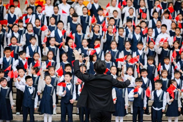成都城市音乐厅国庆开放日启幕，全场共唱《我和我的祖国》