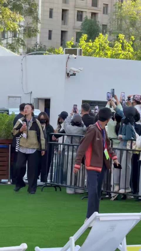 王安宇中网现身与小林栋哲同框打球，重现小巷人家记忆