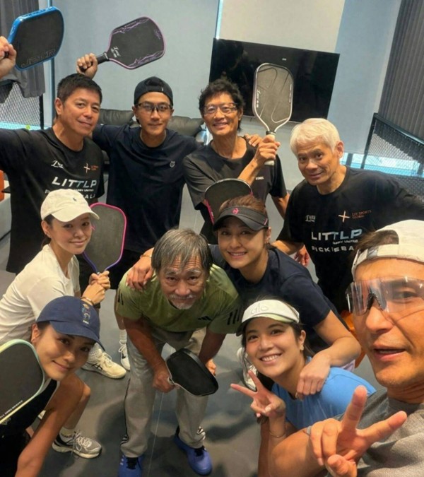 香港知名男星近况曝光,与陈展鹏黄德斌打球,51岁无发福状态冻龄