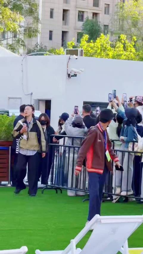 王安宇现身中网,卷毛造型吸睛互动小球迷