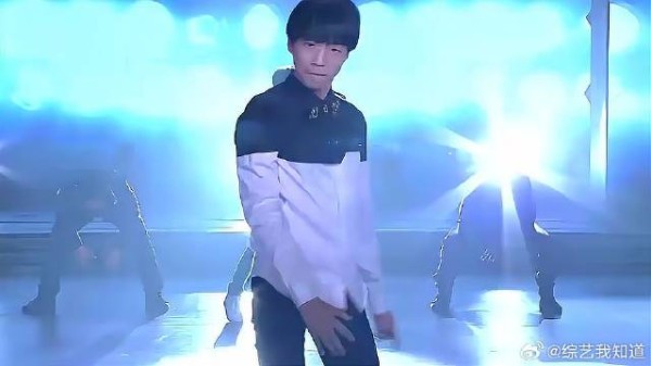TFBOYS上演舞蹈秀，气场全开，帅到没朋友