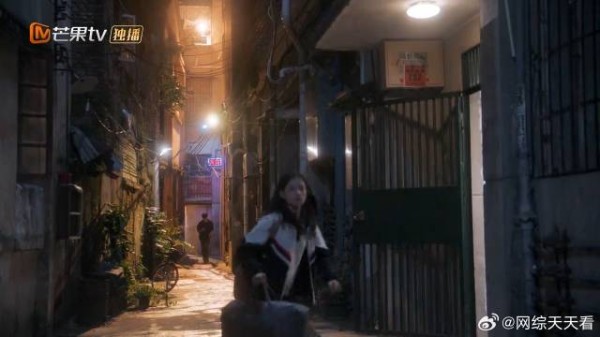 宿舍装修不能住 苗靖有家不能回,直接去网吧上班
