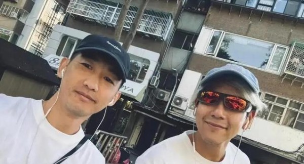 44岁彭于晏遛狗被偶遇，满头白发肤色暗沉，昔日男神沧桑大变样