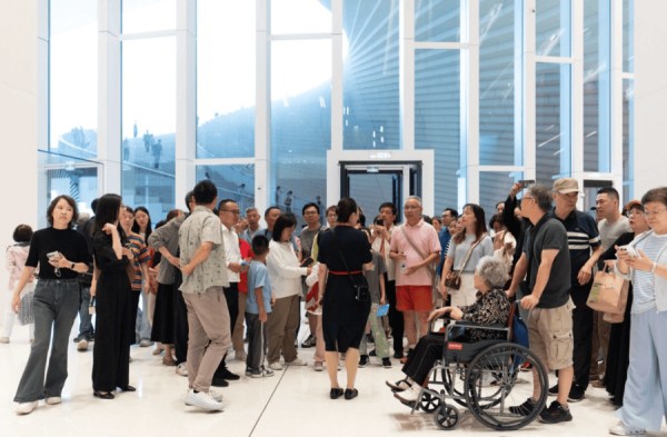 逾千游客成就“扇面”流动诗画风景，上海大歌剧院“公共文化客厅”开门迎客啦
