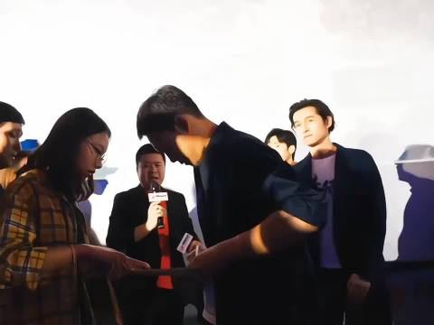 谁懂张译被吴京这么一推，先缓半秒再拥抱的这一下
