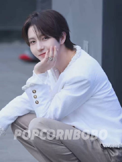 261002 紅毯 笨蛋小喵蹲著撒嬌就是超萌 ꜀(^. .^꜀ )꜆੭