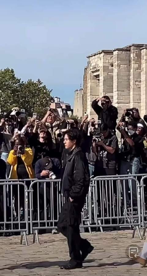 王一博巴黎时装周下班 王一博走路真的好快，眼睛就找车，走路好快