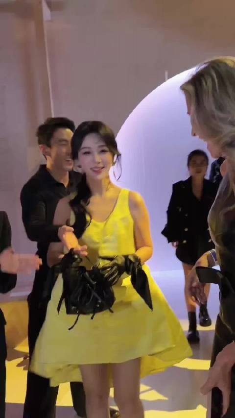 杨紫纪梵希CEO内场合影，美成什么样了
