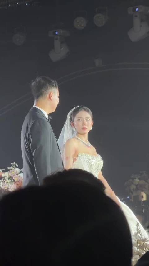 婚礼上，新娘这眼神是啥意思？