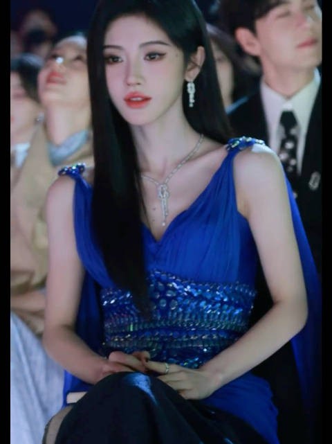鞠婧祎她的脸像自带磨皮一样 为了不让粉丝修图很累，直接长成了这样