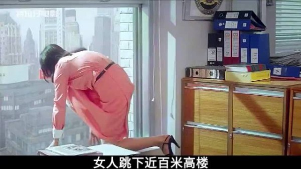 女人高空坠落测试男友,旁人惊呼疯了,结局出人意料