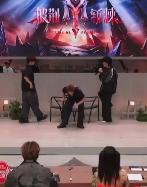 王赫野化身制作人,为曹骏设计马叫水印