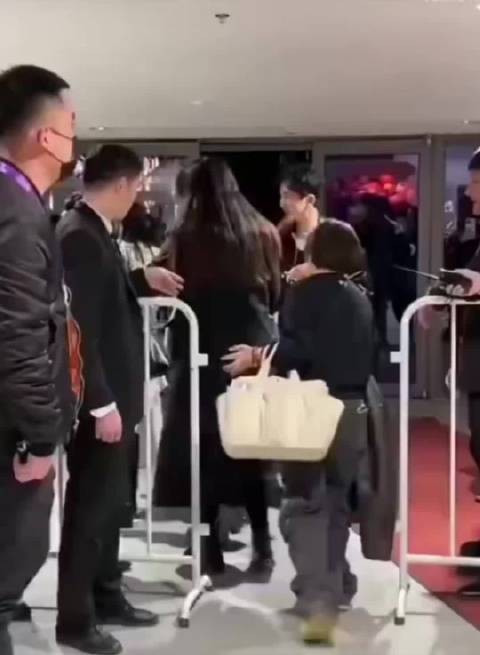 娜扎台上性感台下保守,快速遮前面显安全意识
