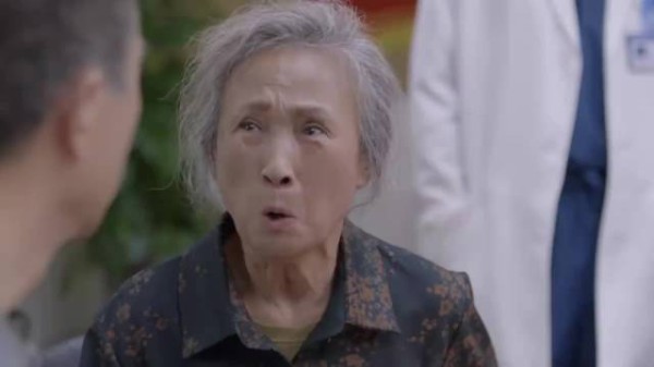 这是家里有皇位要继承吗？生死关头保小不保大！