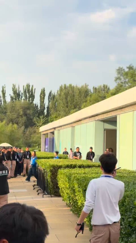 钦文结束发布会后去了威尔胜店 很多球迷在等，还有球迷送了一份礼物