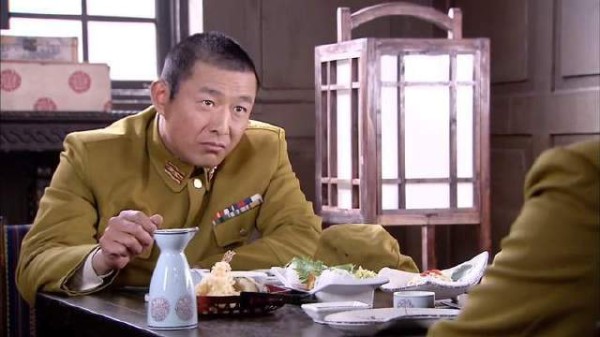 日本人将特工牢牢束缚于床榻之上，特工自认命悬一线，岂料对方竟祭出美人计