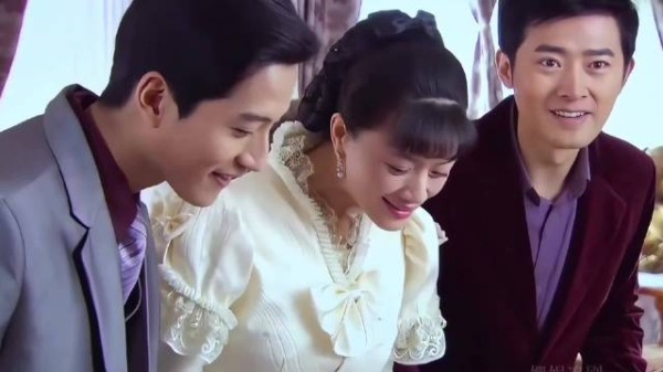 两个男孩同时喜欢上颂莲,都想去她家中提亲,没想到被老男人捷足先登