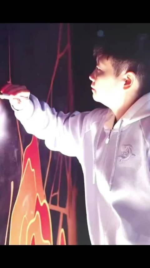 莎莎好松弛呀，手作向日葵小夜灯 还亲自来体验京绣啦