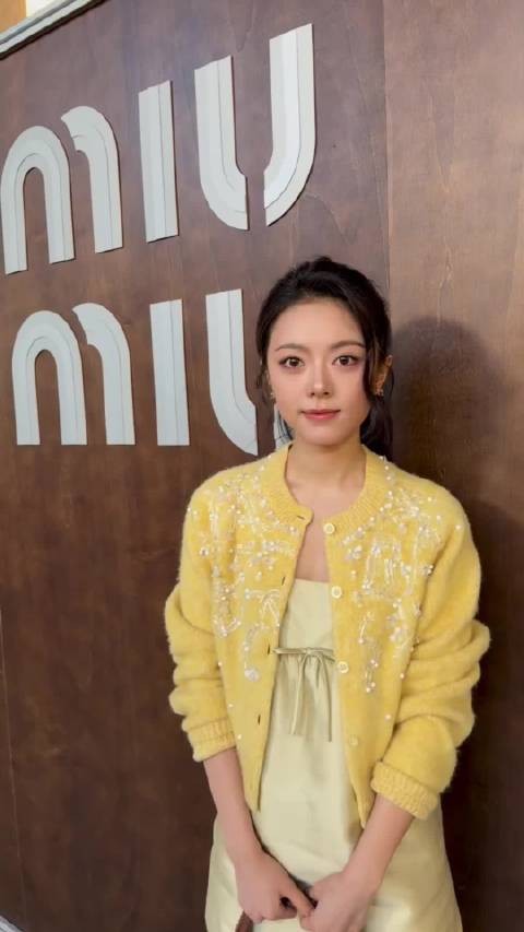 赵今麦好长一条人,聂曦光的千金感在miumiu秀场具像化了
