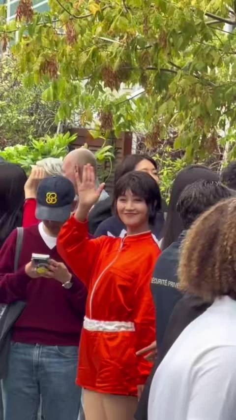 王一博蓝盈莹巴黎同场看秀，东方艺人从容自在