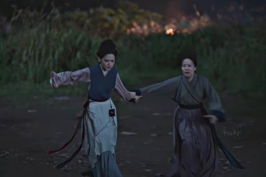 谢昭救下亡命二妹，两人兜转重逢