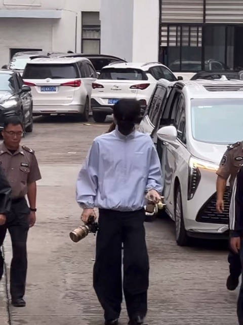 10.5日张凌赫上班,一手相机一手咖啡,看来他很喜欢摄影