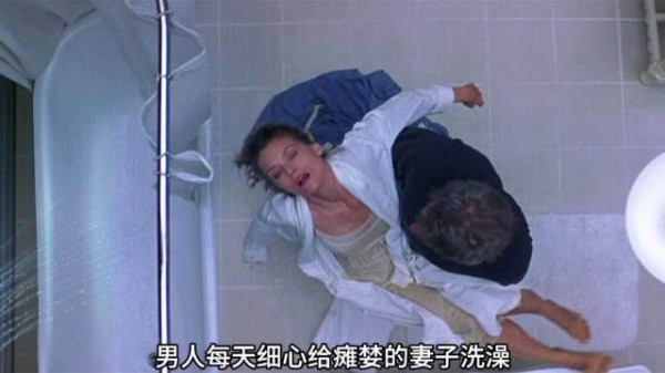 女孩被丈夫抱紧浴缸，差点被淹死过去！