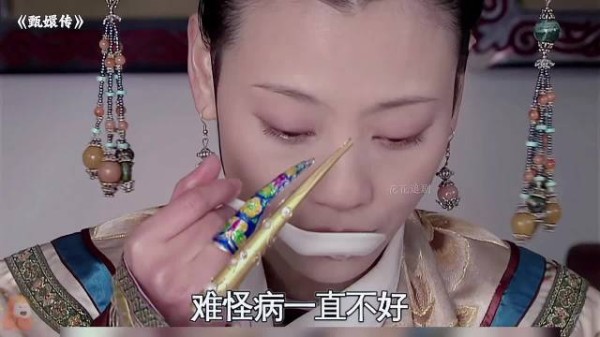 盘点甄嬛传穿帮镜头之淳儿玩手机！