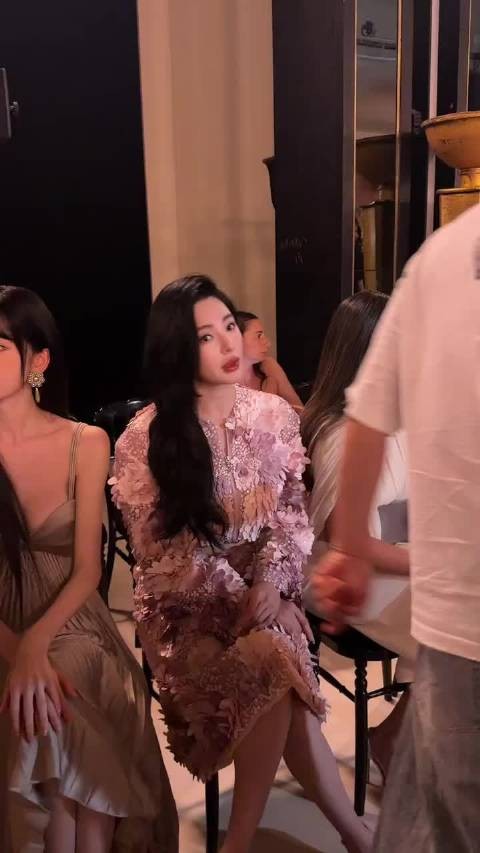 巴黎时装周看张雨绮，明艳大美女的气质真的很难被复刻