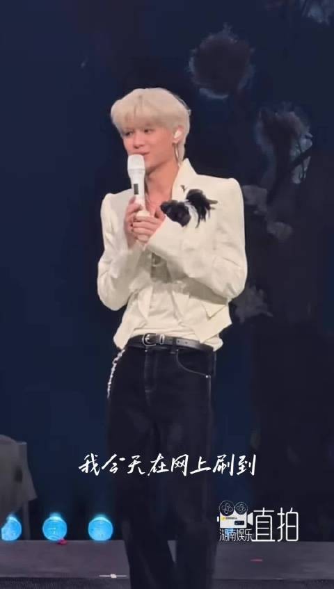 也借此表达更加珍惜当下依旧相伴同行的人