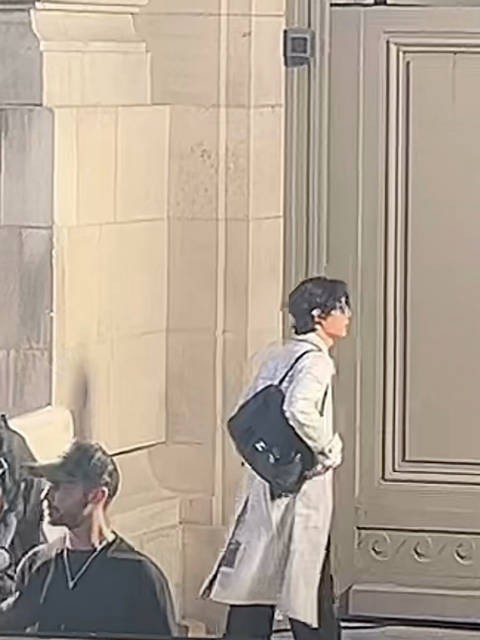 王一博现身巴黎香奈儿秀场 贵公子气场尽显东方少年高级感,生图状态能打