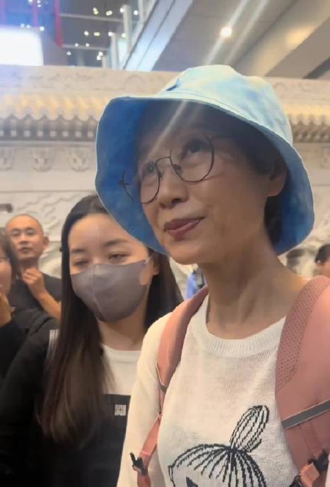 叶童线下亲切回应粉丝，大方合影交谈暖心