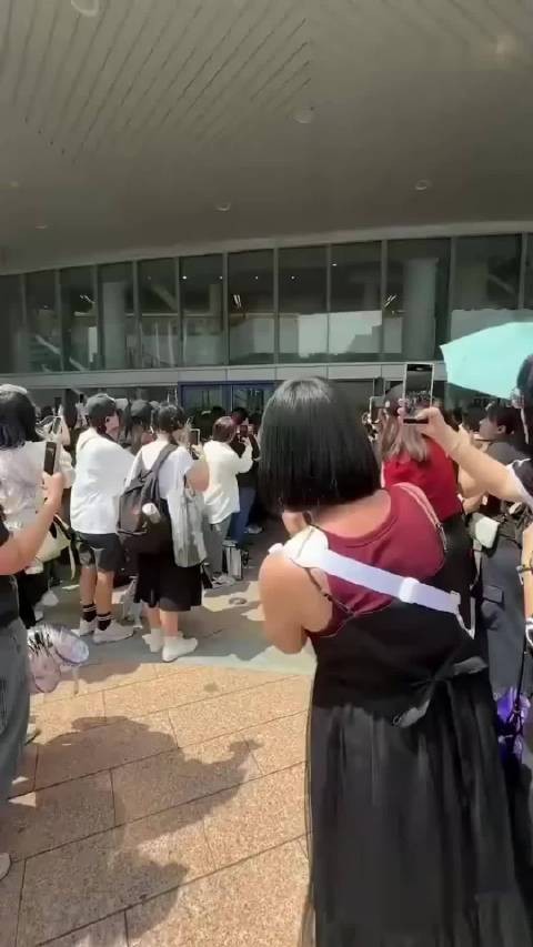 头一回见“纸人男团”，一群粉丝对着虚拟偶像狂欢…