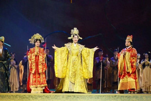 香港资深女星演穿越歌剧，入行55年仍会紧张，亲自帮后辈整理头套