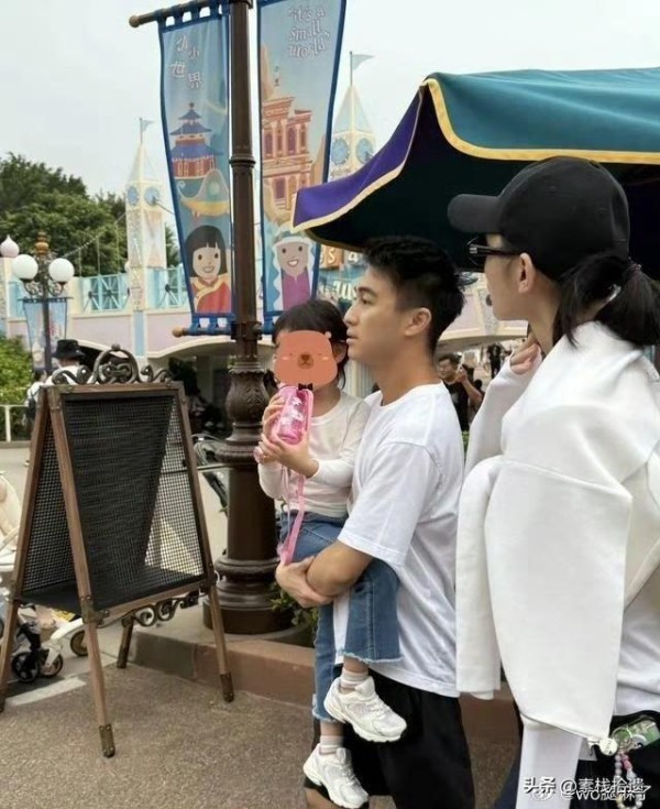 奚梦瑶何猷君香港迪士尼被偶遇：4岁女儿只黏爸爸全程抱娃不撒手