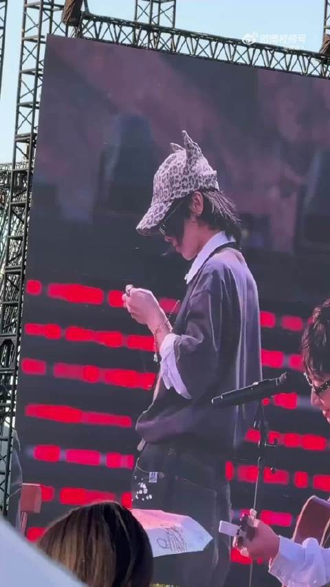 华晨宇火星演唱会生日环节，给粉丝亲手戴同款项链