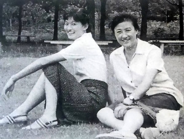 黄宗英：68岁改嫁冯亦代，她工资不动，丈夫甘愿养她