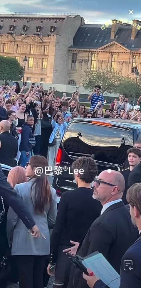 Lisa巴黎秀场登场，人间芭比灵动明艳