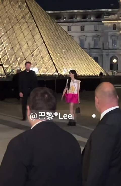 卢昱晓巴黎时装周下班,欲签名被助理阻止