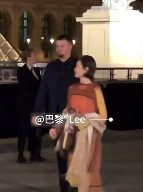 钟楚曦卢昱晓宋茜巴黎时装周下班，体态优越气场十足